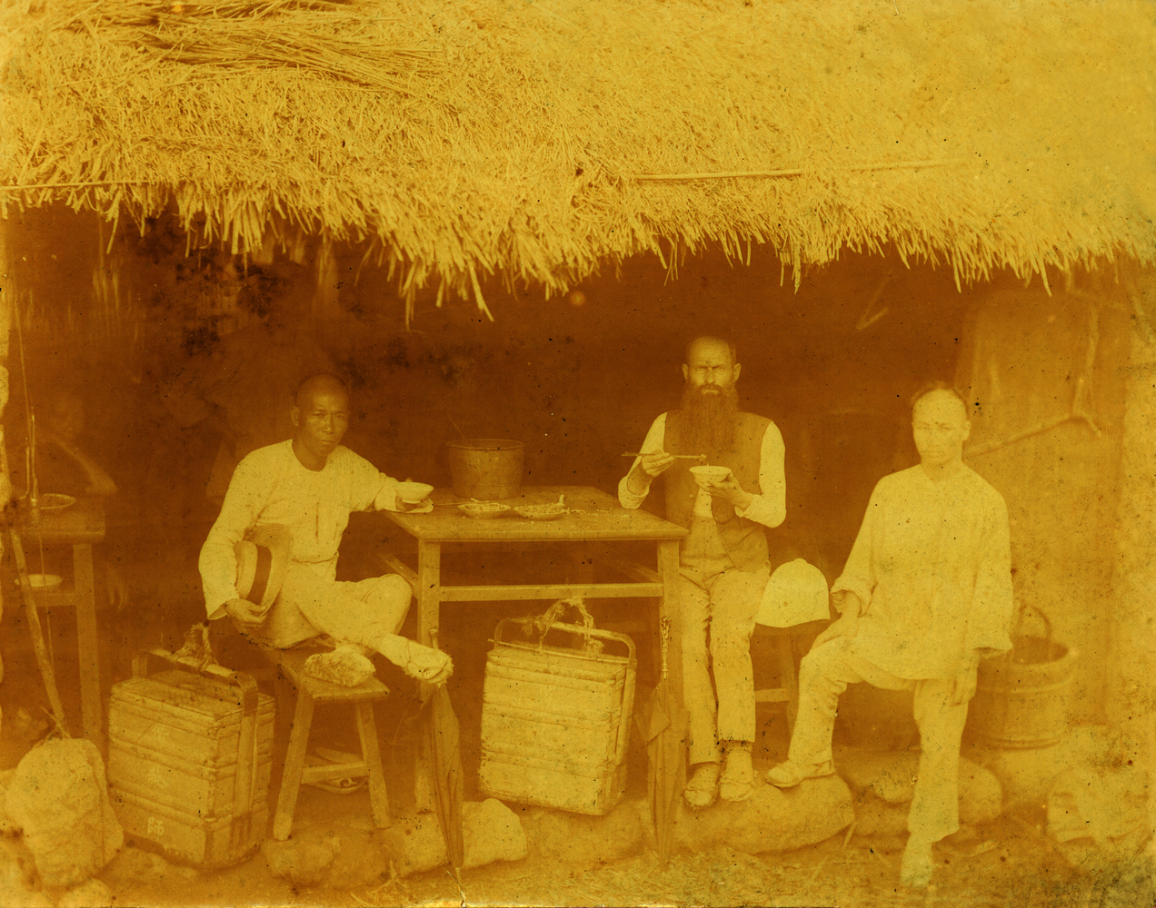 左起為：嚴清華牧師、馬偕博士、助手柯維思。（典藏者：真理大學校史館，發佈於《開放博物館》，CC BY-NC-SA 3.0 TW）
